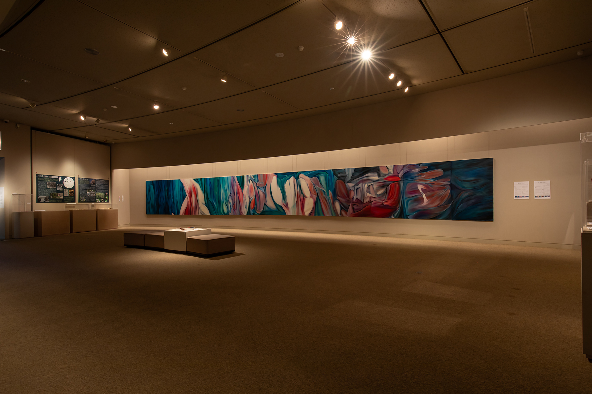 長大な絵画、湾曲した展示壁