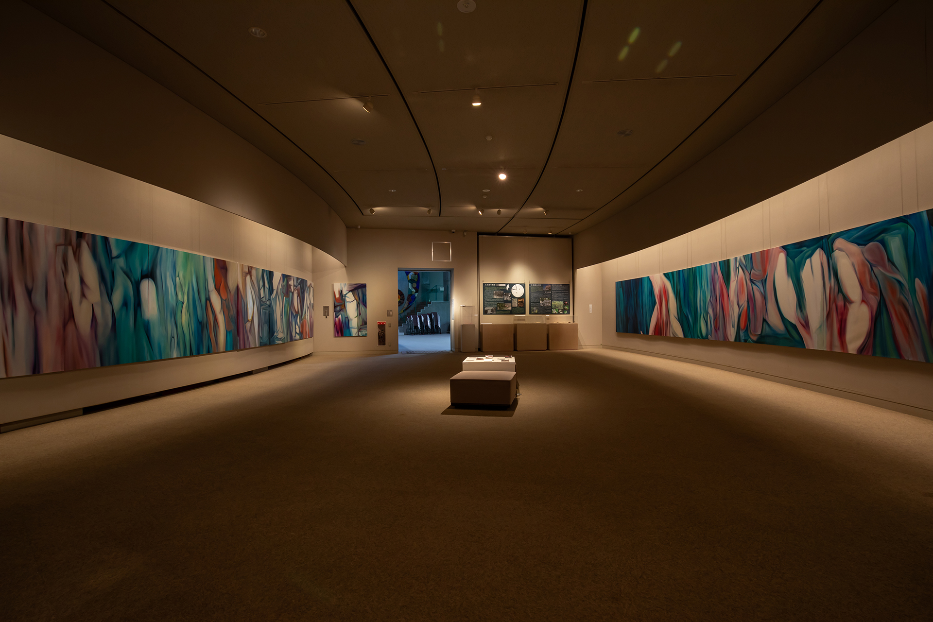 展示室全景、連作絵画